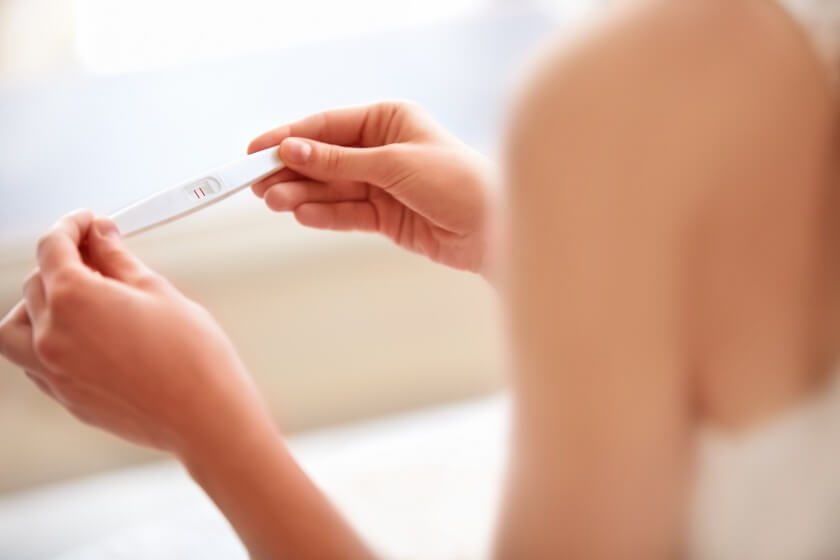 Schwangerschaftstest für den Heimgebrauch Frau mit Schwangerschaftstest