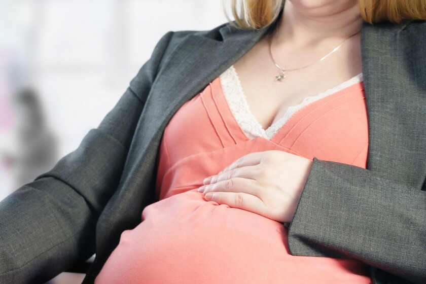 Frau mit Sodbrennen in der Schwangerschaft Schwangere Frau mit Sodbrennen