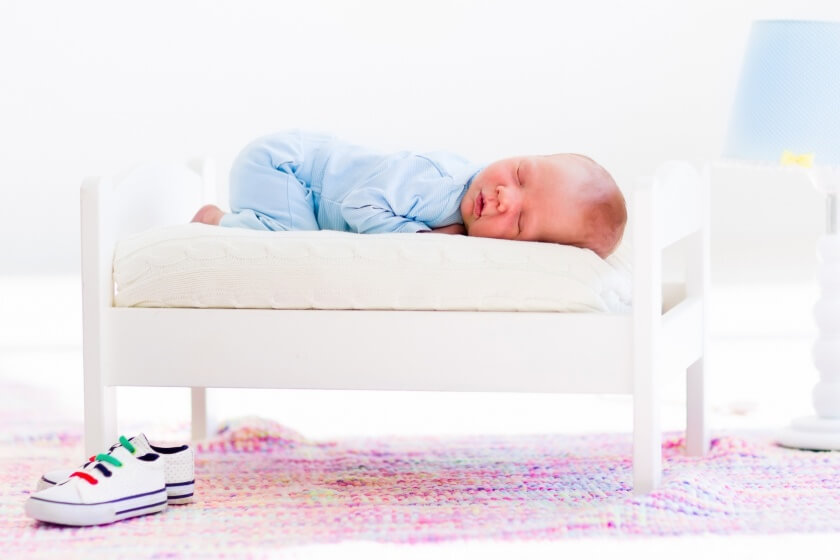 Baby-Betreuung zu Hause durch die Nachsorgehebamme Schlafendes Neugeborenes