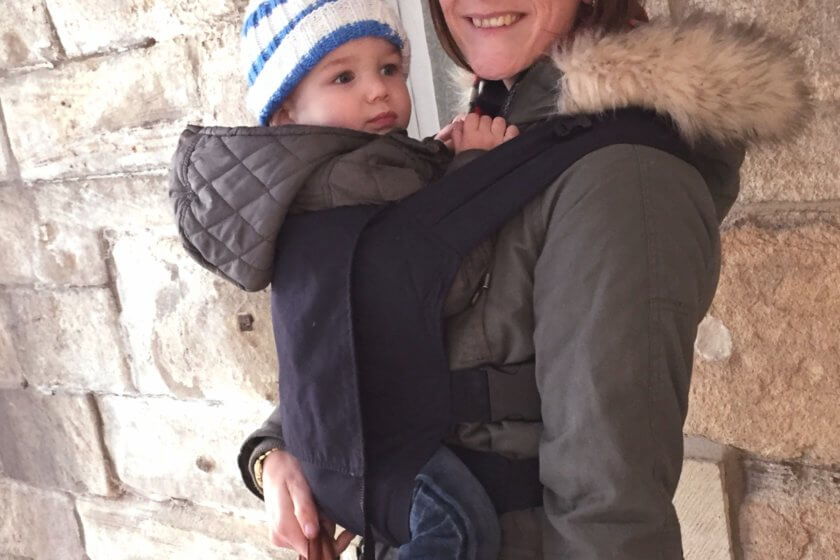 Mutter mit Babybauchtrage Mutter macht Babytrage Test mit ihrem Baby