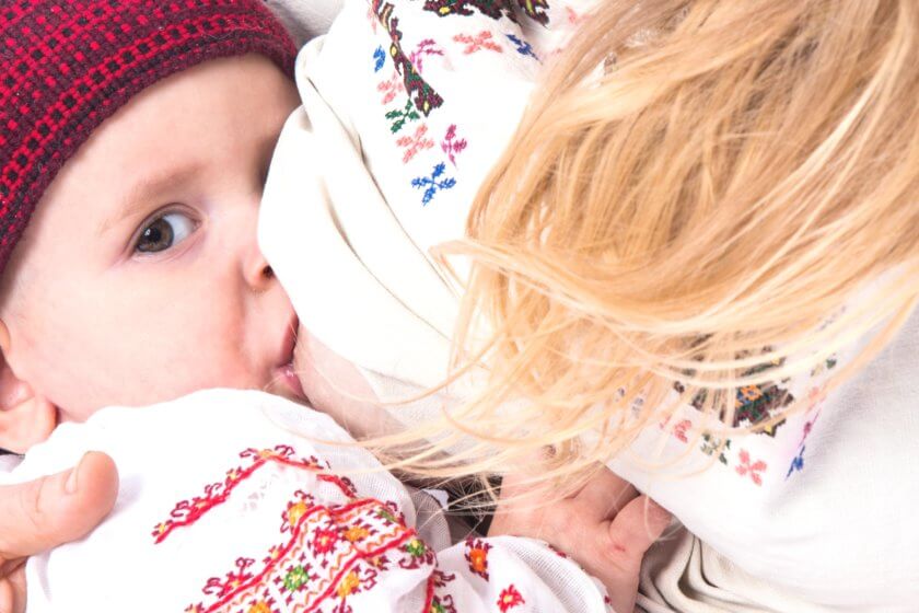 Stillende Mutter mit Still-BH Mutter trägt Still-BH und stillt ihr Baby