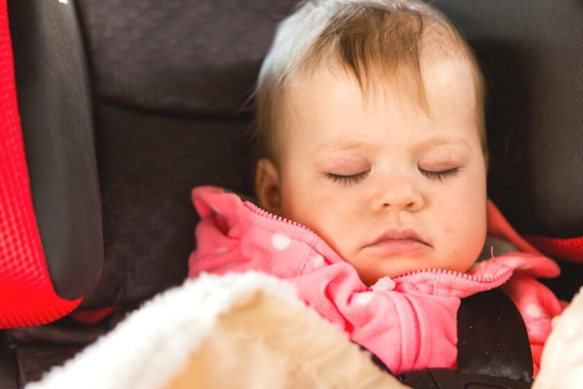 Einschlagdecke für Babyschale Baby schläft im MaxiCosi mit Einschlagdecke