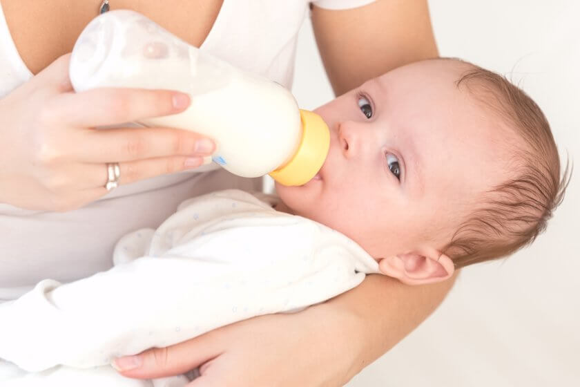Babyfläschchen Baby bekommt von seiner Mutter die Flasche