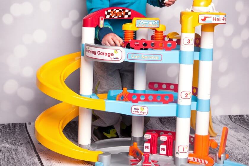 Kinder Spielzeug Parkhaus Kind spielt mit Spielzeug Parkhaus für Spielzeugautos