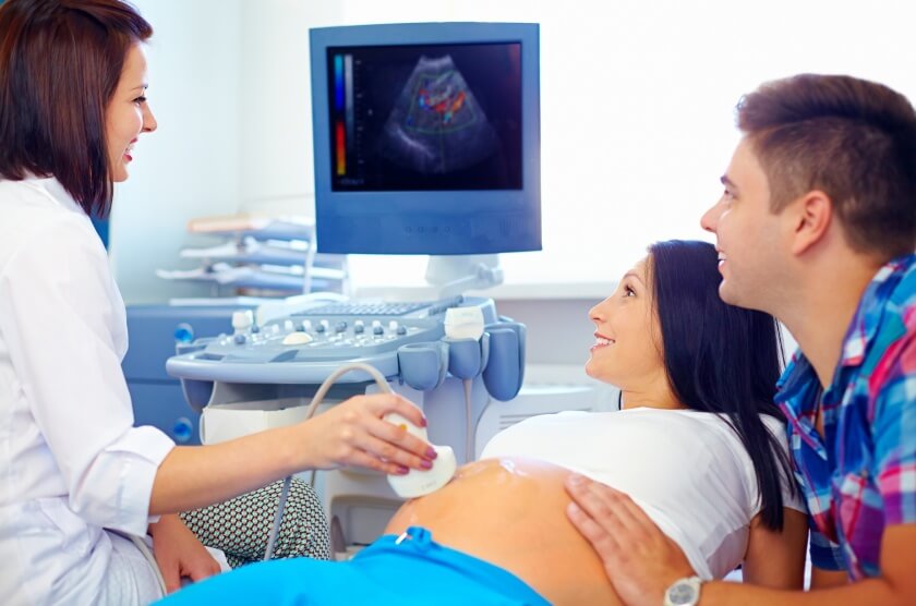 Schwangere bei der Vorsorgeuntersuchung