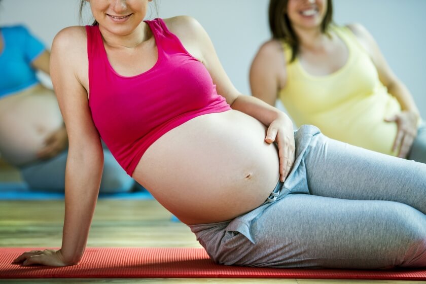 Frauen bei Übungen im Geburtsvorbereitungskurs