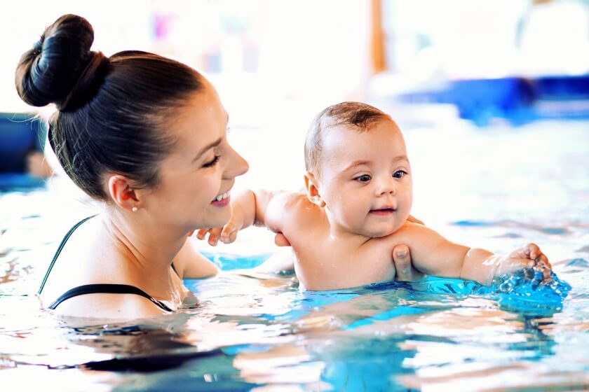 Mutter und Kind beim Babyschwimmen