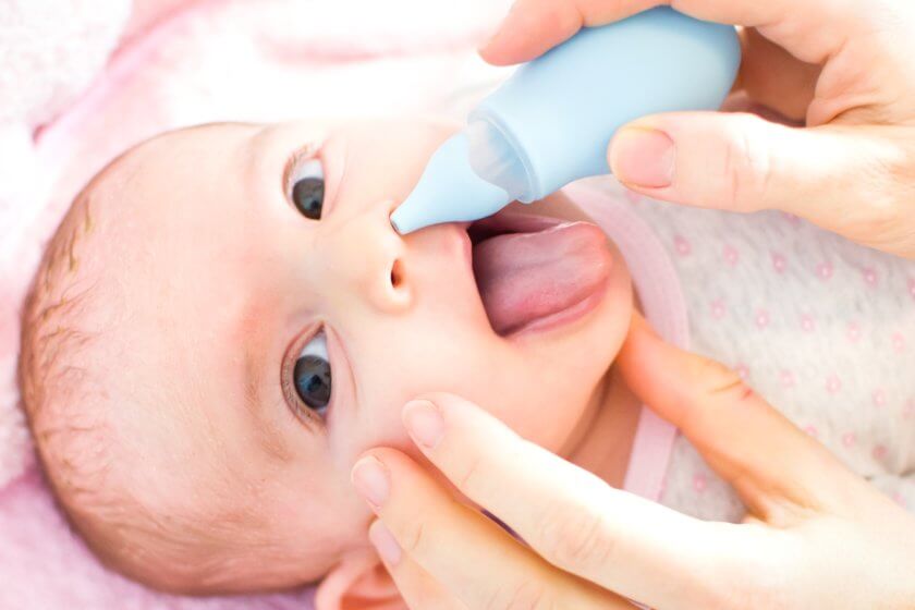 Babys Nase wird mit Nasensauger gereinigt