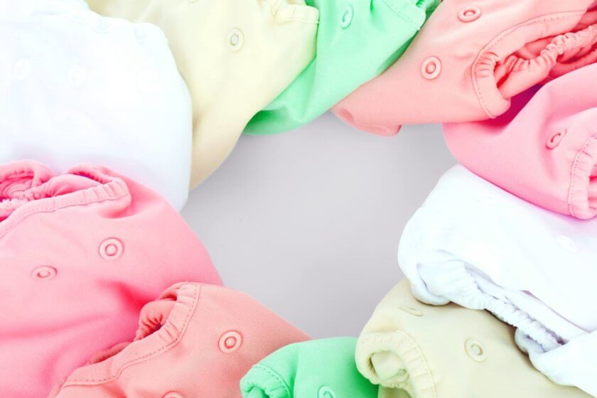 In den USA gekaufte Babykleidung in amerikanischen Größen