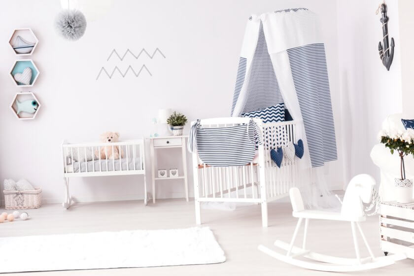 Komplett eingerichtetes Babyzimmer mit weißen Babymöbeln