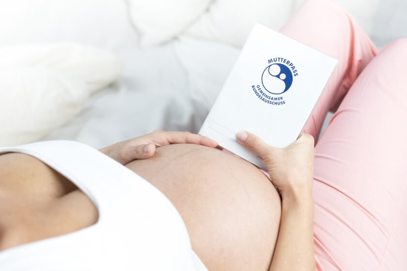 Schwangere mit Mutterpass