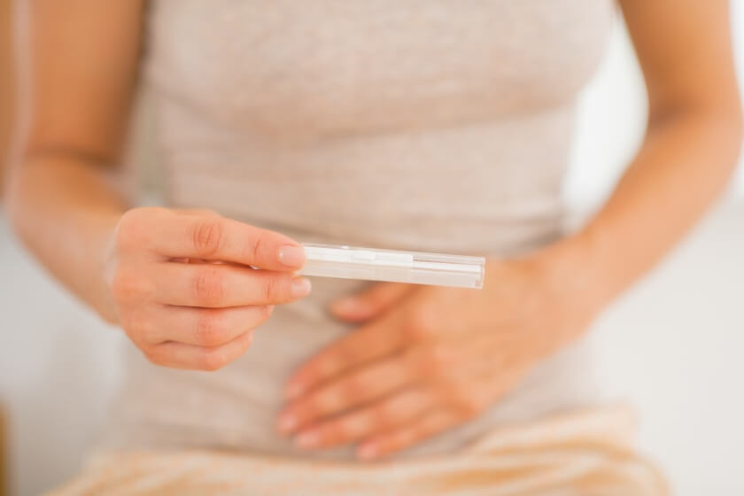 Frau testst Fruchtbarkeit mit Ovulationstest um schnell schwanger zu werden