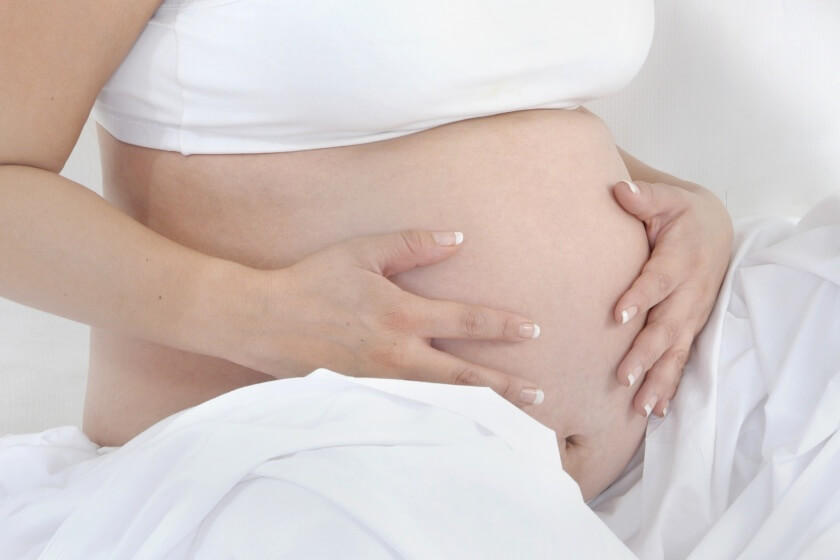 Schwangere Frau mit Mutterbandschmerzen