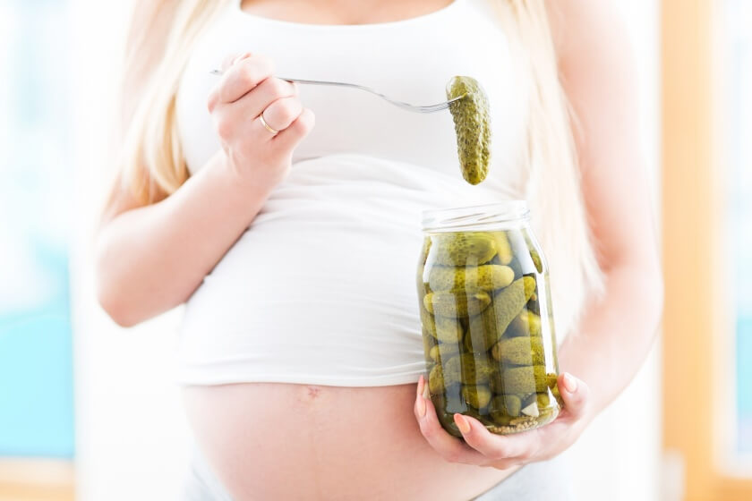 Schwangere isst Saure Gurken