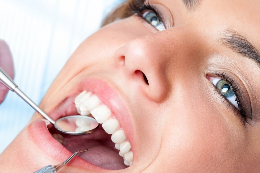 Schwangere mit Zahnfleischbluten beim Zahnarzt
