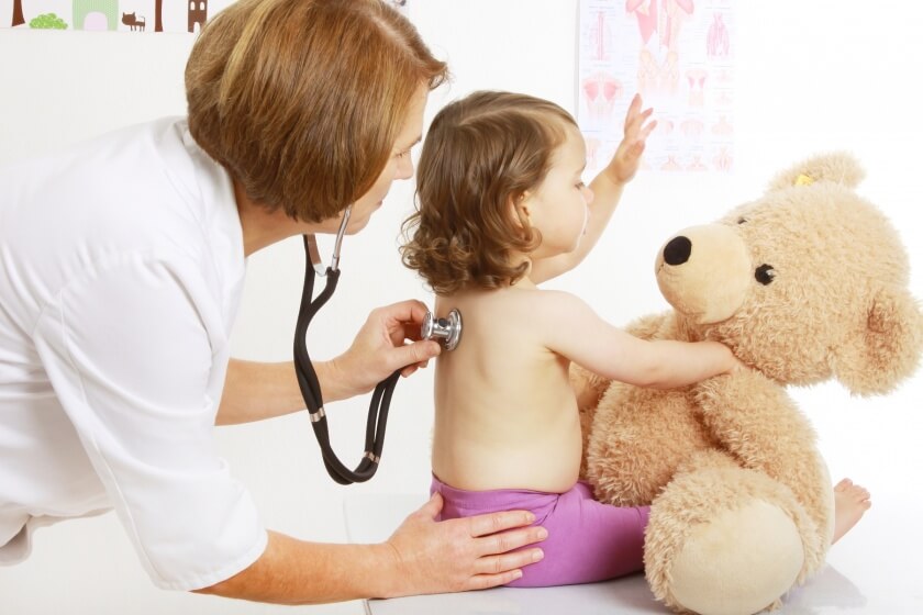 Kinderarzt macht U-Untersuchung beim Kind