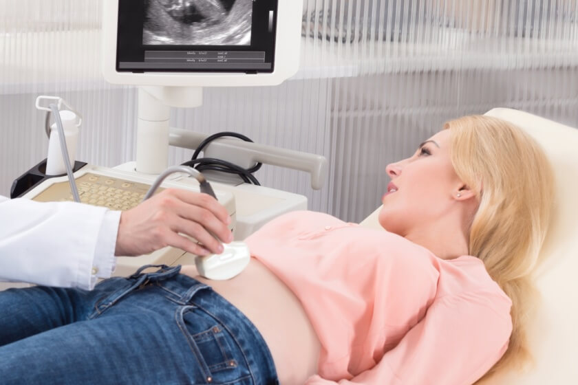 Gynekologe prüft Vorliegen einer Eileiterschwangerschaft per Ultraschalluntersuchung