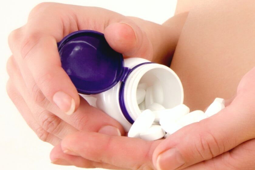 Frau mit Kinderwunsch nimmt Clomifen-Tabletten ein