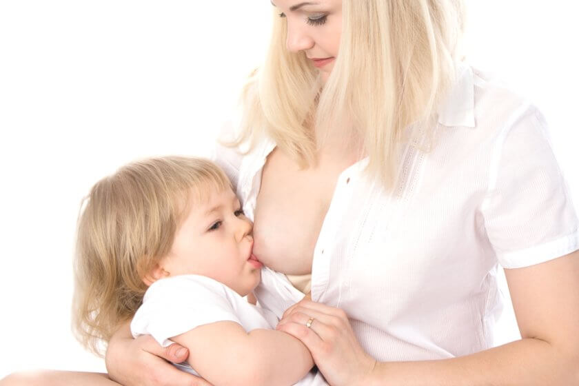 Frau entwöhnt ihr Baby langsam von der Brust und stillt es langsam ab