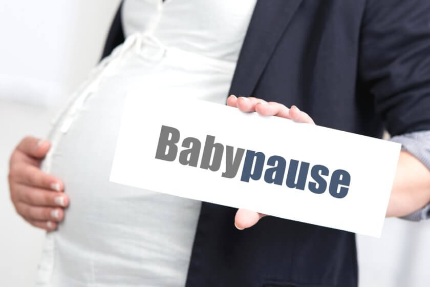 Schwangere legt Babypause im Job ein