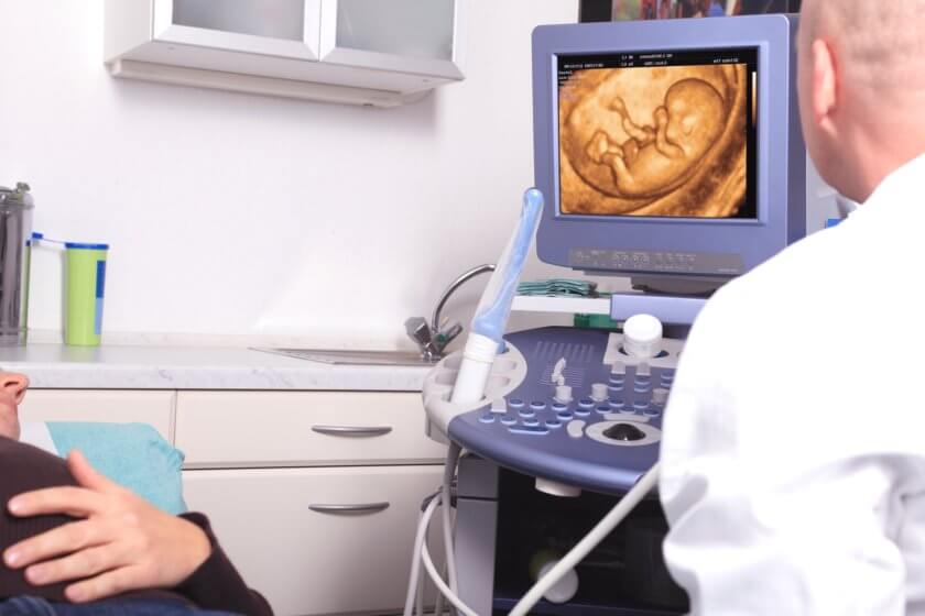 Frauenarzt macht ein 4D-Ultraschall bei schwangerer Patientin
