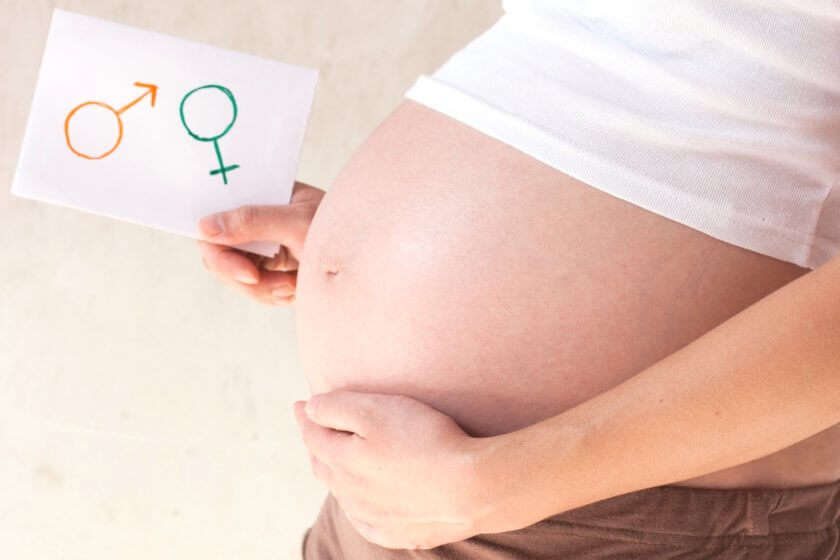 Schwangere stellt sich die Frage nach dem Geschlecht ihres Babys