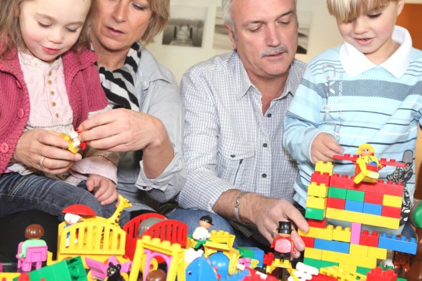 Kinder spielen bei Großeltern mit gewaschenen Duplo-Steinen von Lego