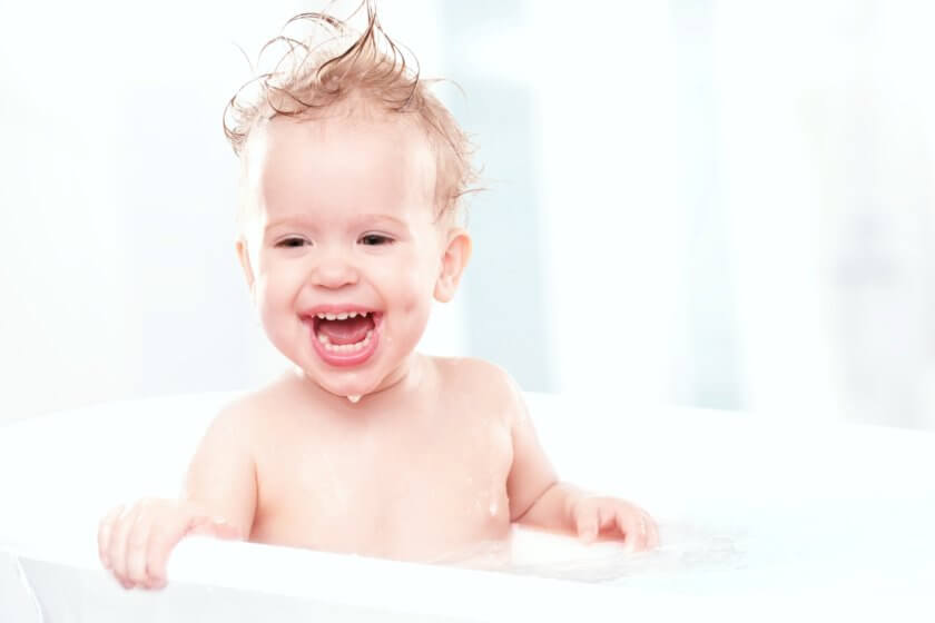 Kind badet in Babybadewanne