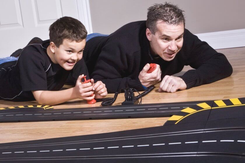 Vater & Sohn spielen mit Carrera Bahn