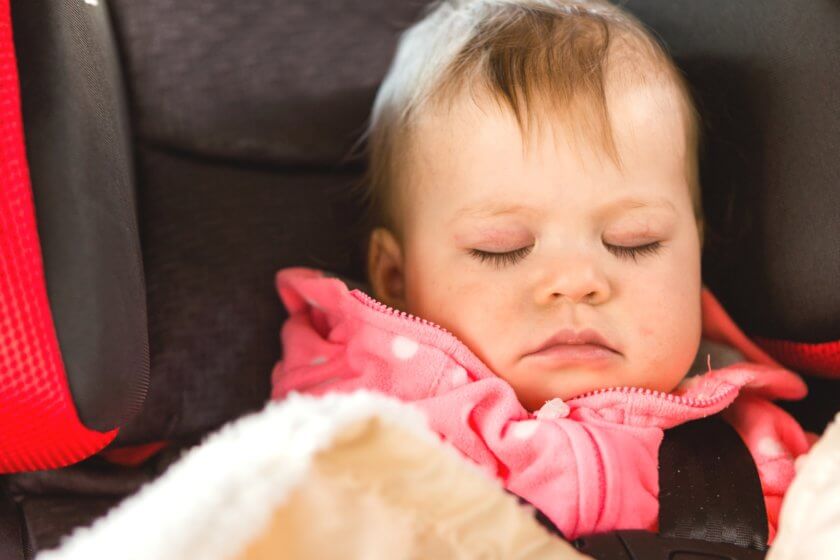 Baby schläft im MaxiCosi mit Einschlagdecke