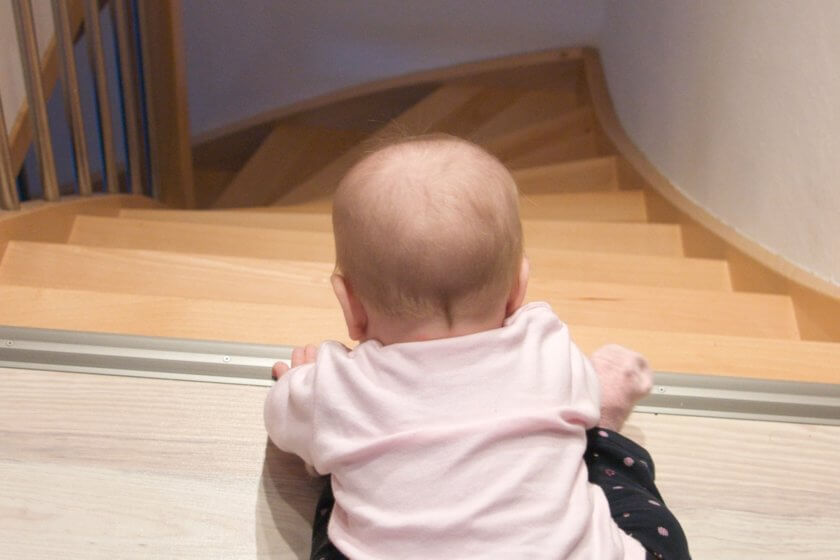 Baby droht von Treppe ohne Treppenschutzgitter zu stürzen