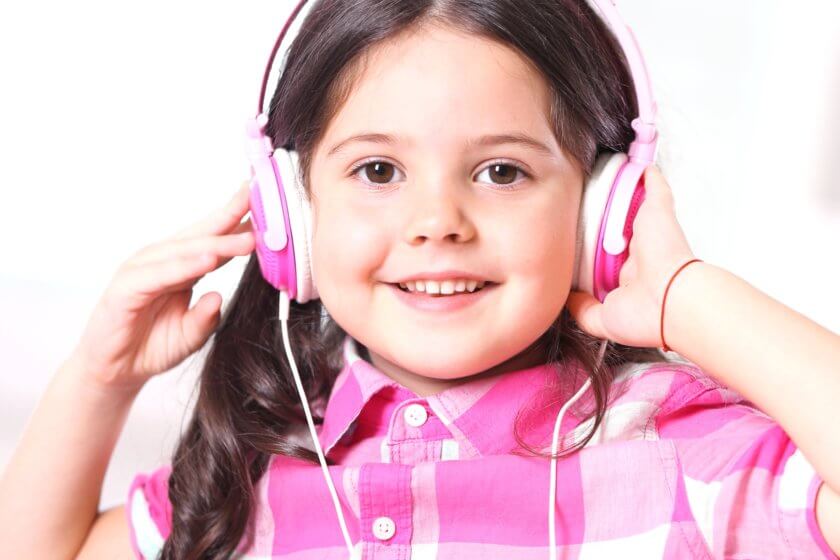 Mädchen hört Musik über ihren Kinder CD-Player mit Kinderkopfhörer